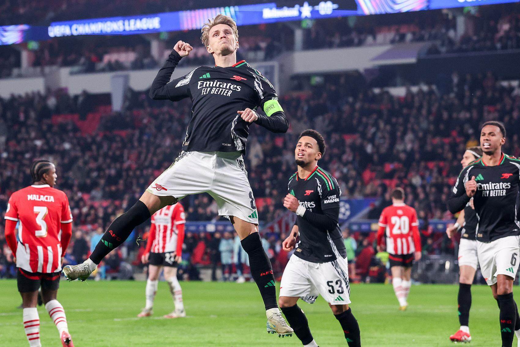 阿贾克斯客场战胜比尔森,小组领跑之路 阿贾克斯客场战胜比尔森,小组领跑之路