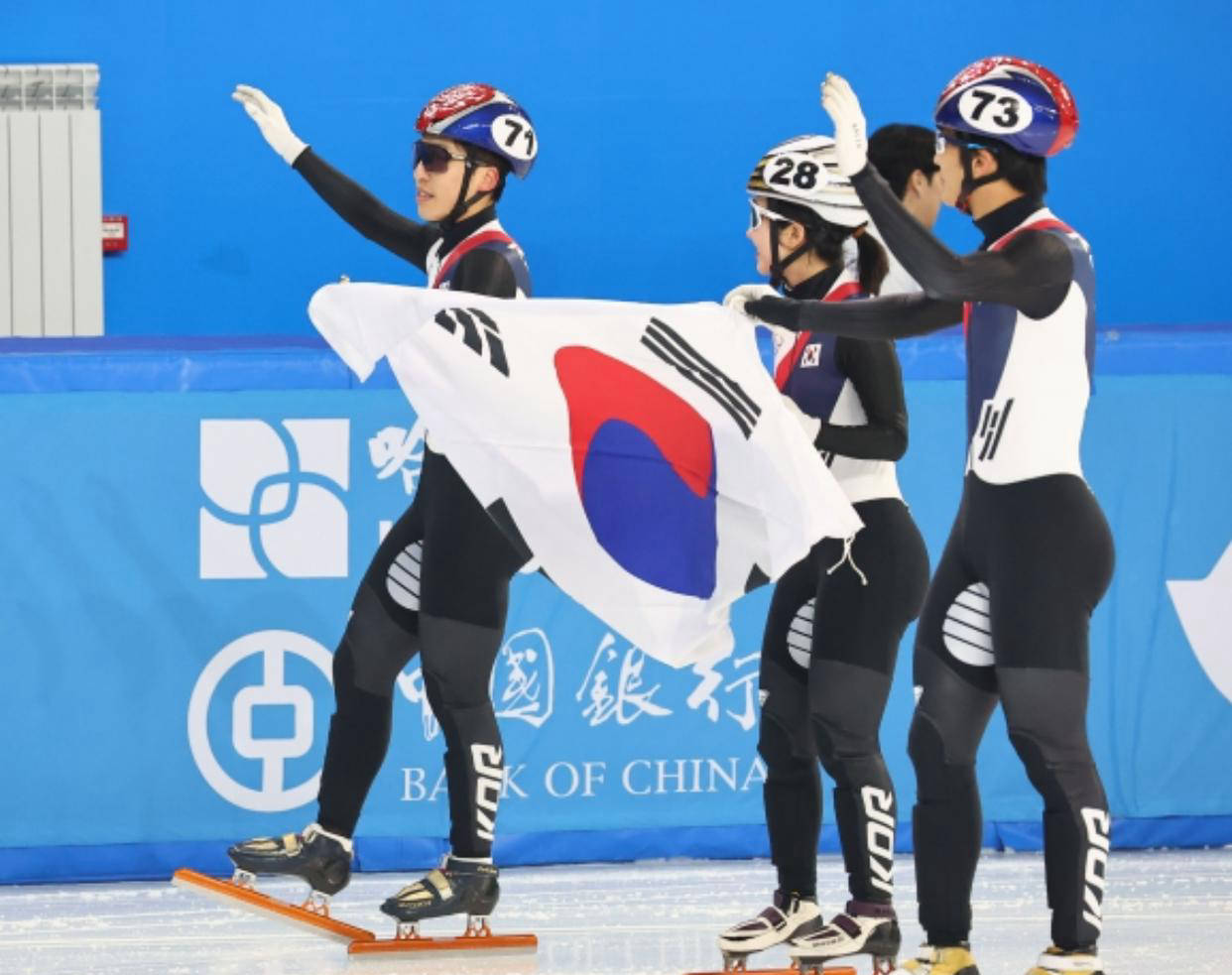 短道速滑:韩国选手突破终点夺冠 短道速滑:韩国选手突破终点夺冠