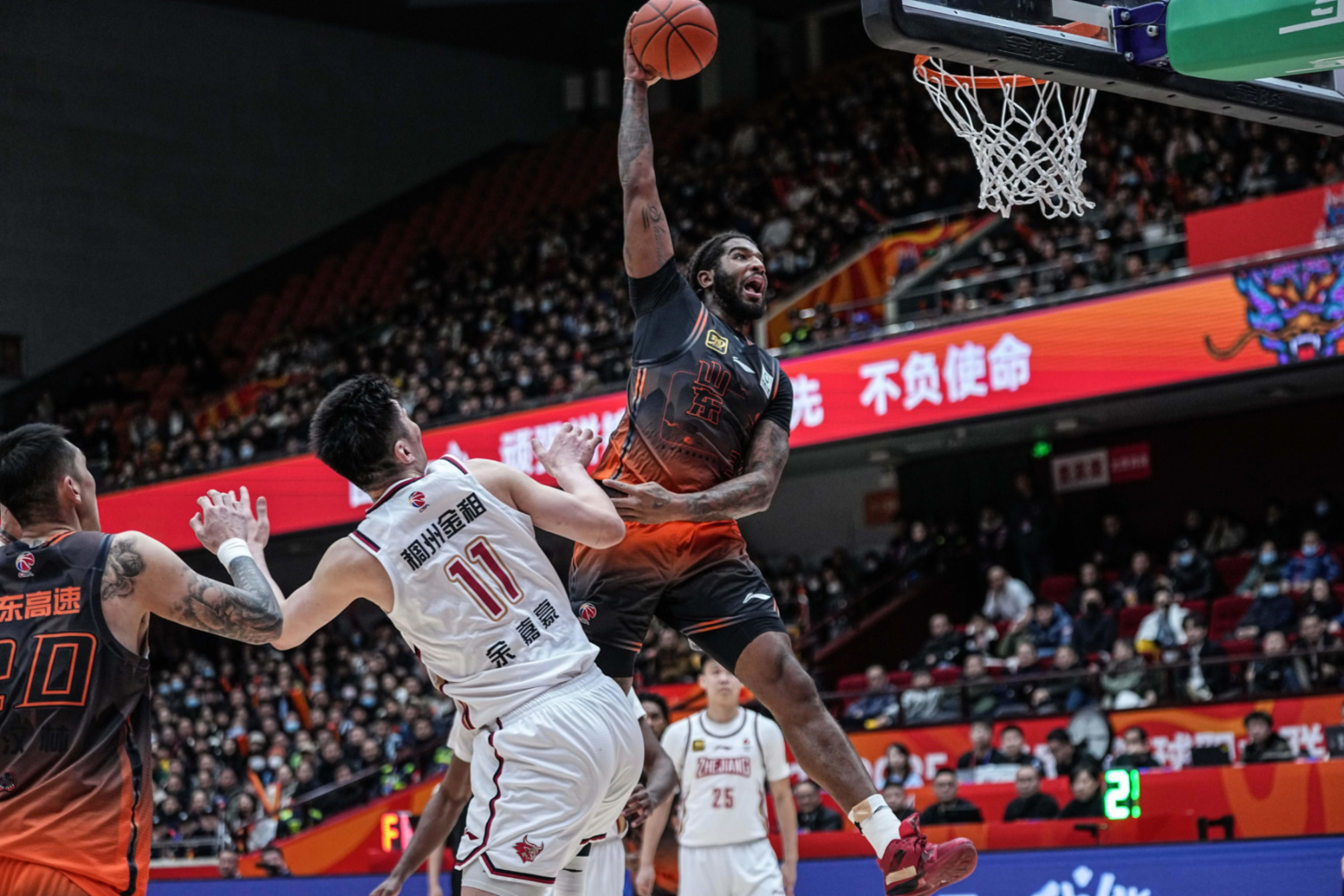 威廉希尔app-山东队队员场上拼搏，总能抓住机会