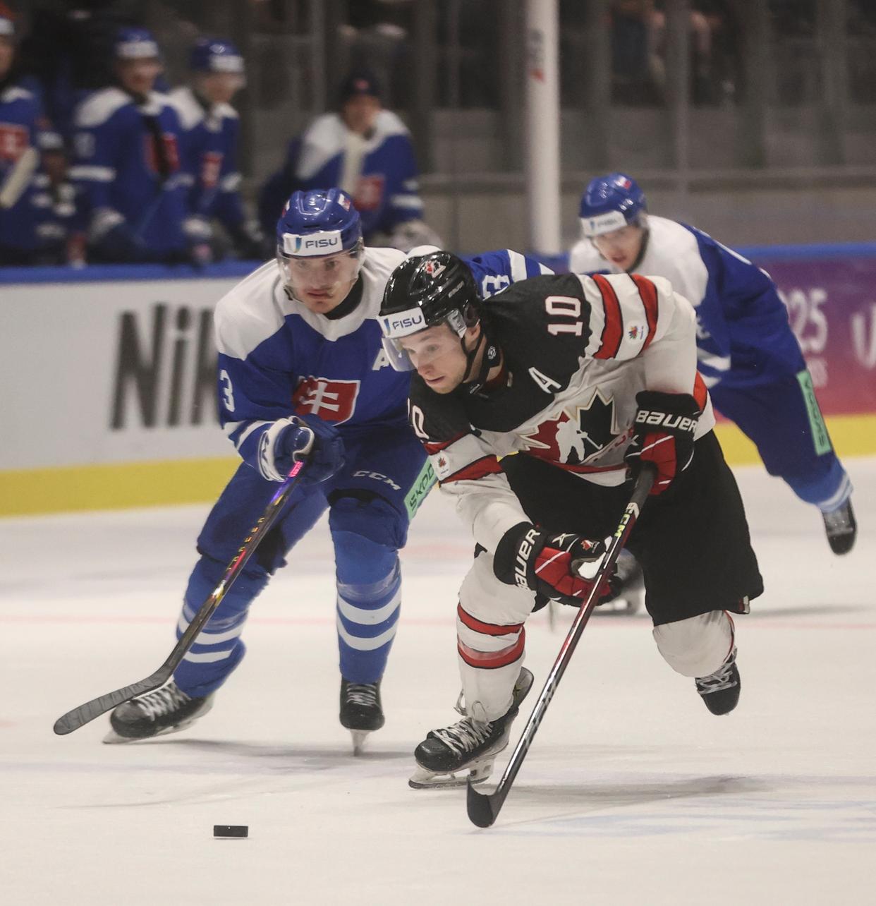 加拿大队运动员展示出色，夺得冠军