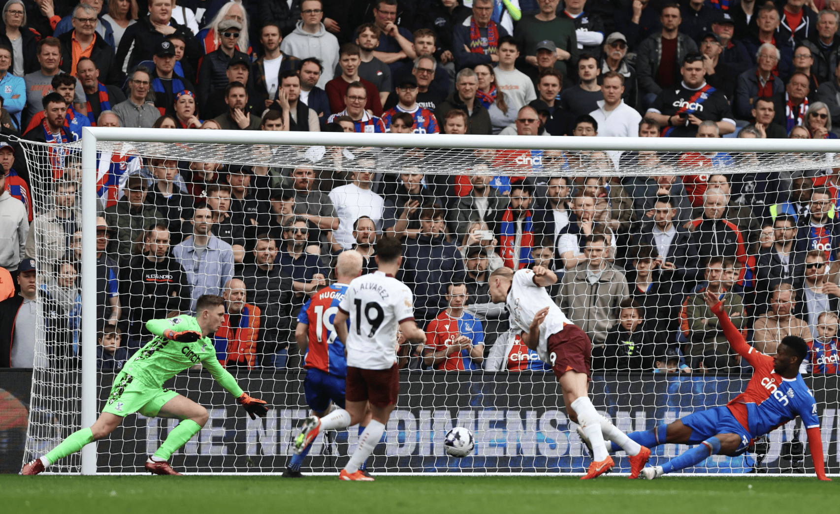 曼彻斯特城表现出色,轻松击败对手 曼彻斯特城表现出色,轻松击败对手