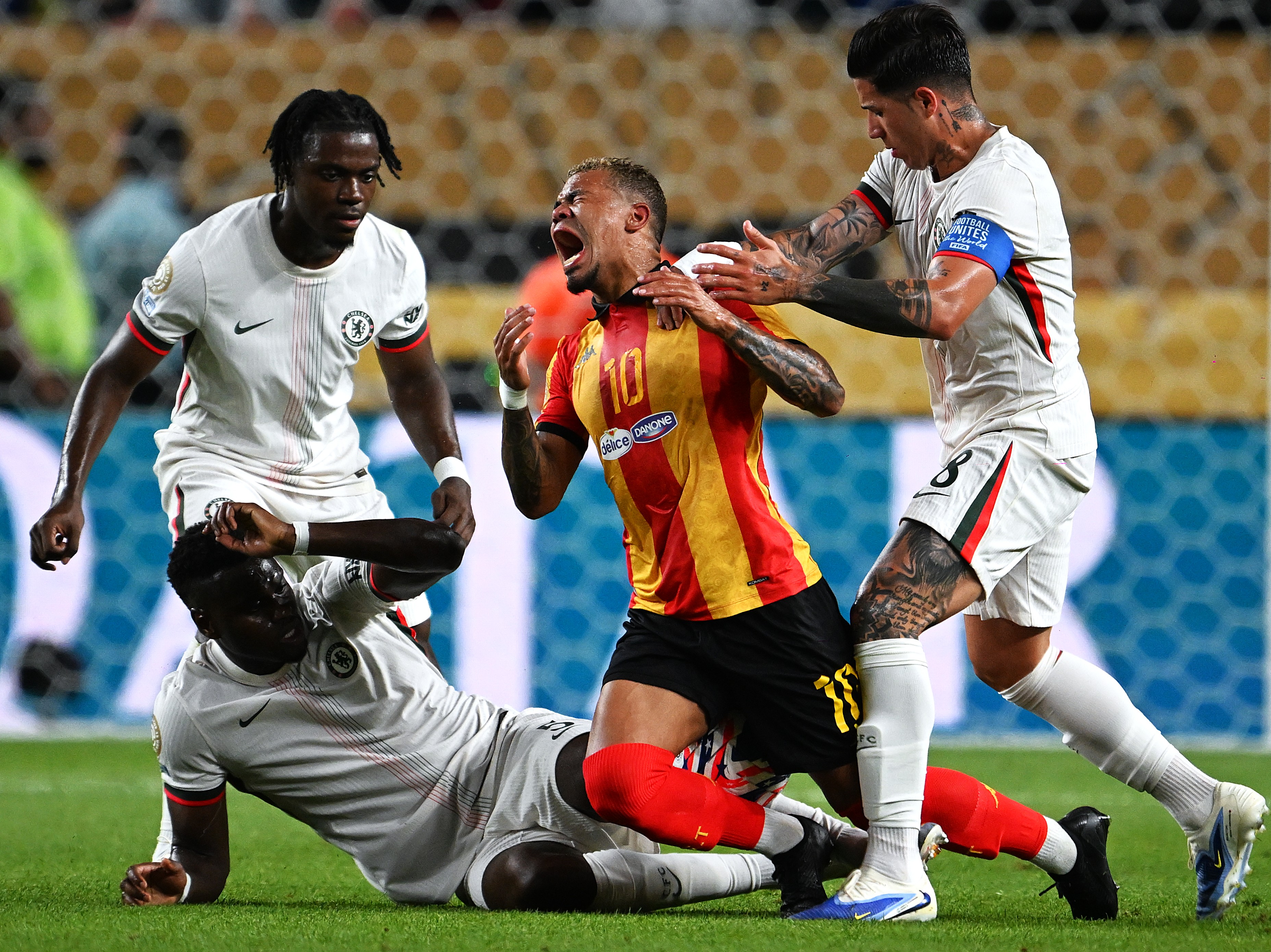 威廉希尔中文站-足球比赛精彩绝伦，焦点对决揭开世界足球杯之旅