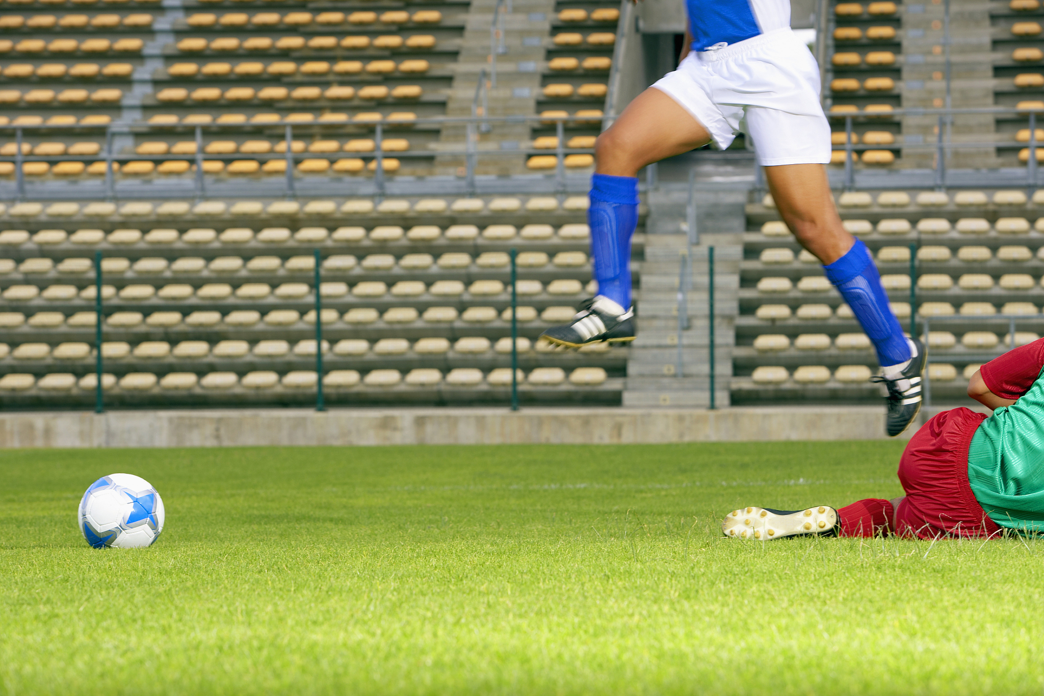 足球比赛精彩绝伦，焦点对决揭开世界足球杯之旅