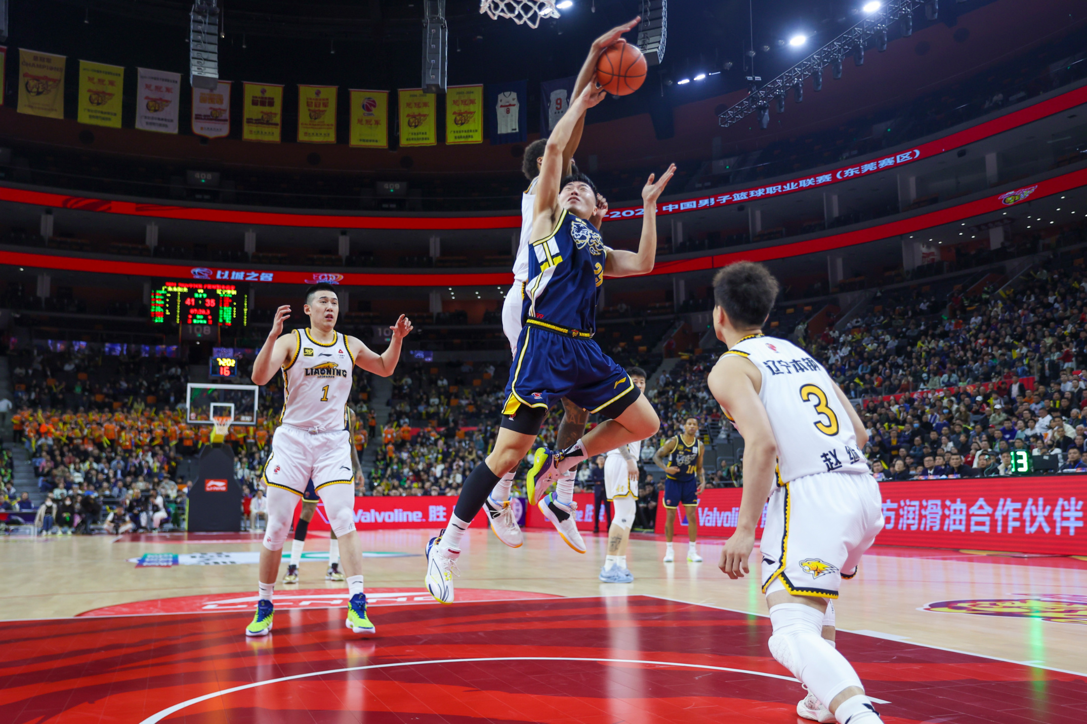 威廉希尔中文站-场面壮观：篮球比赛胶着战，胜负未定