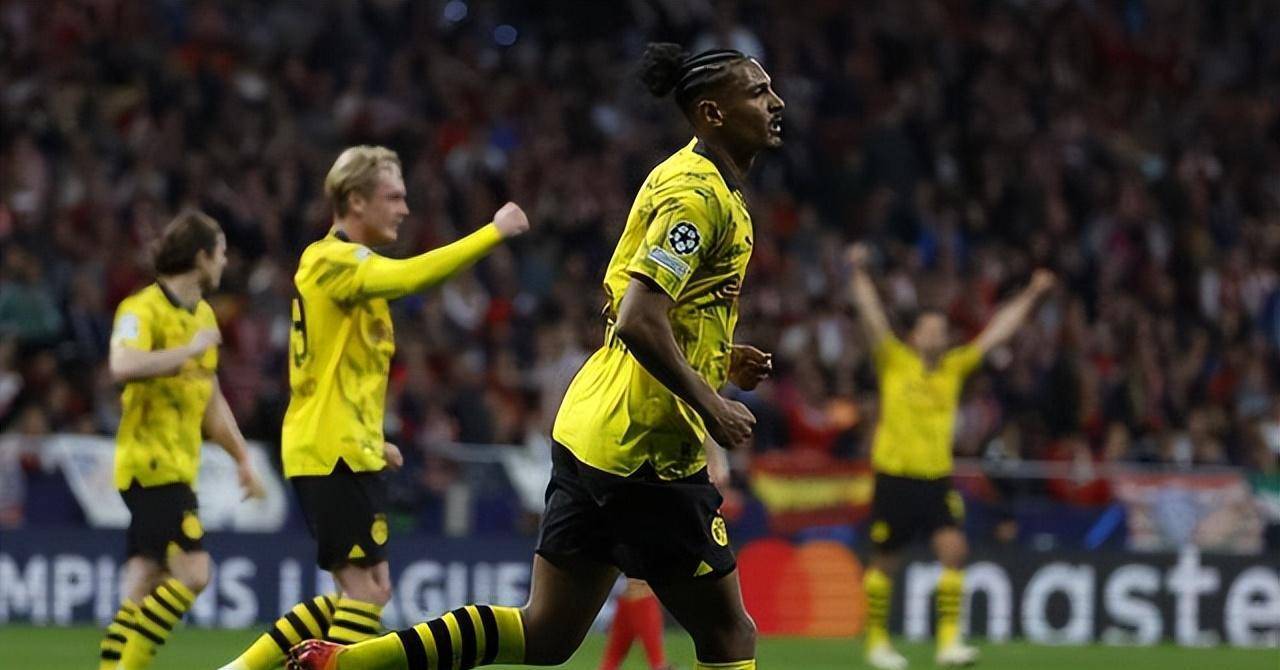 英国威廉希尔-福建队在主场奏凯，球迷狂欢庆祝