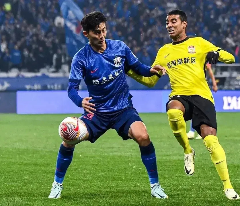 福建队在主场奏凯,球迷狂欢庆祝 福建队在主场奏凯,球迷狂欢庆祝