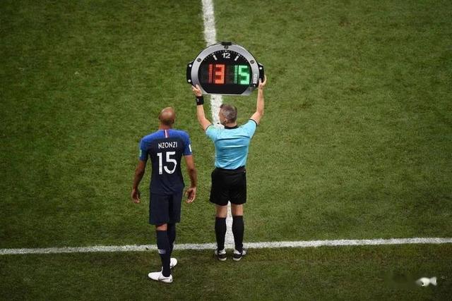 足球赛事精彩纷呈，各国球队奋力拼搏