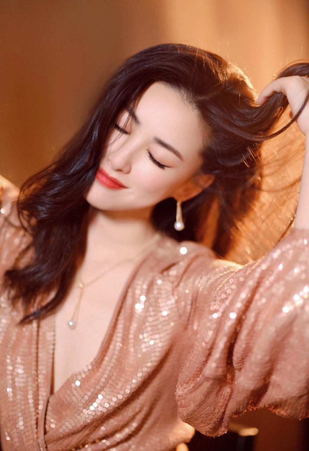 威廉希尔中文站-加拿大游泳新星崭露头角，夺冠成为年度最亮眼的新人