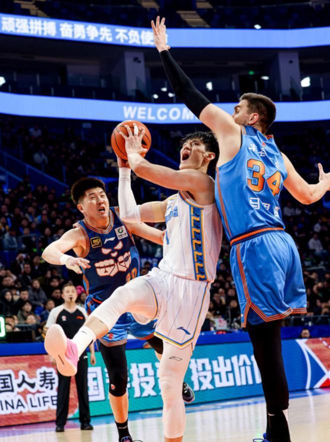 威廉希尔中文站-江西男篮客场战胜四川队，提升实力