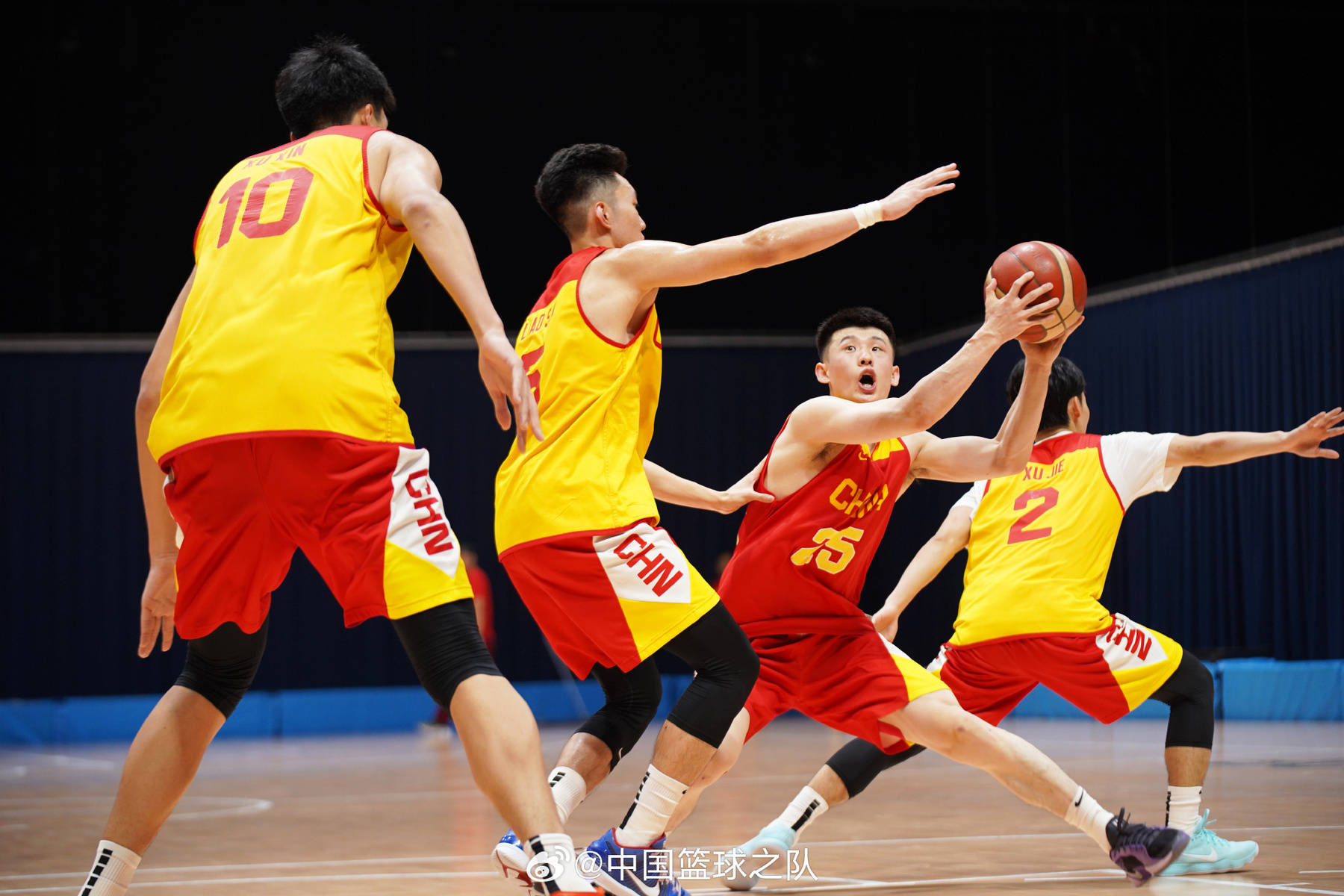 重庆男篮主场大获好战果，冲刺冠军