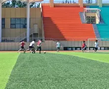 威廉希尔中文站-球员们在场上团结协作，齐心协力向胜利冲刺