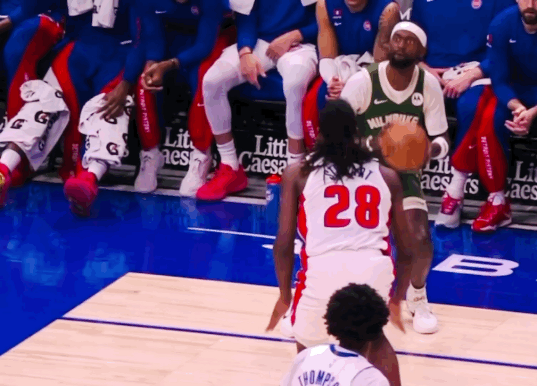 英国威廉希尔-雄鹿中锋表现抢眼，全队掀翻对手