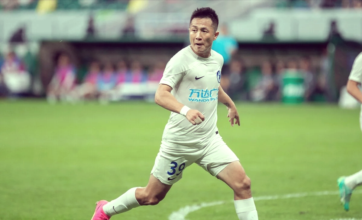 威廉希尔中文站-大连一方球员体能强劲，全面出击稳定前行