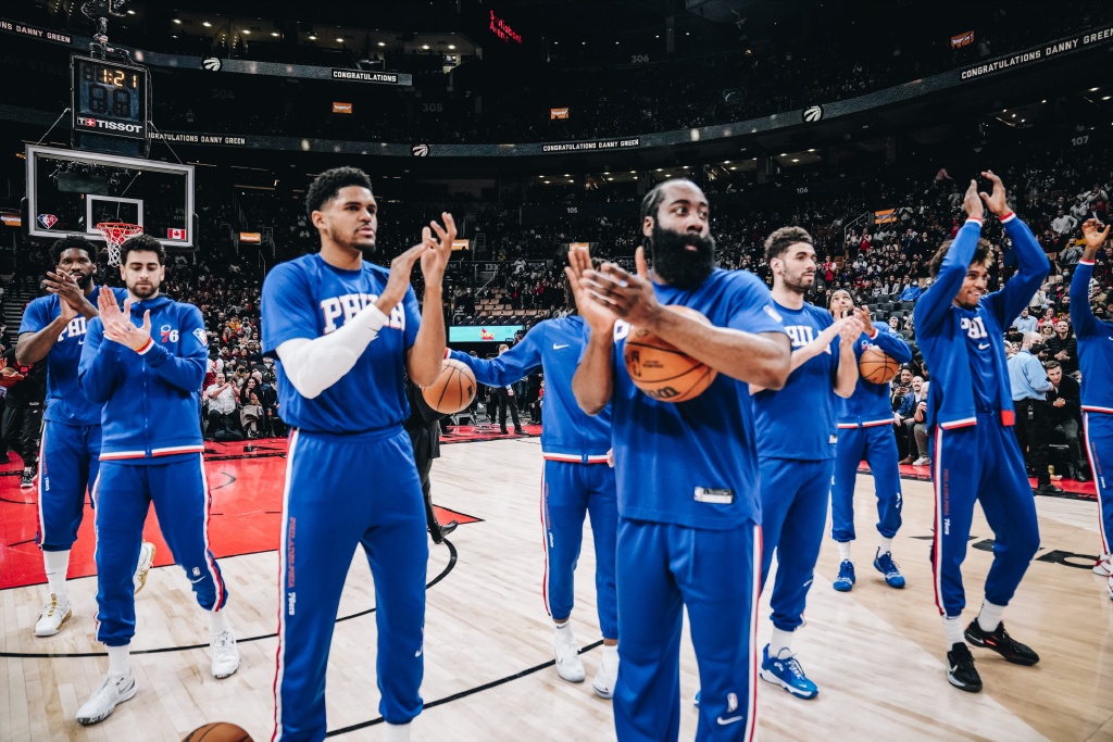 威廉希尔app-76人与篮网交锋，谁将胜出？