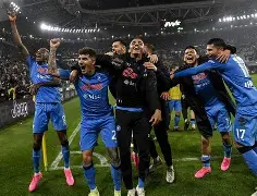 那不勒斯大比分完胜实现反弹,赢得球迷掌声 那不勒斯大比分完胜实现反弹,赢得球迷掌声