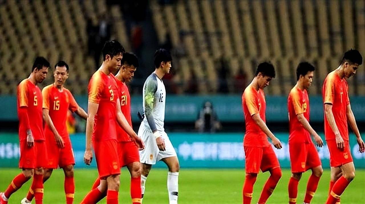 实力碾压：中国足球队在比赛中压倒对手