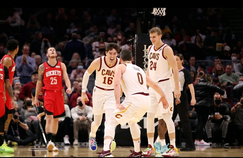 雄鹿力克骑士,保持联盟榜首位置 雄鹿力克骑士,保持联盟榜首位置