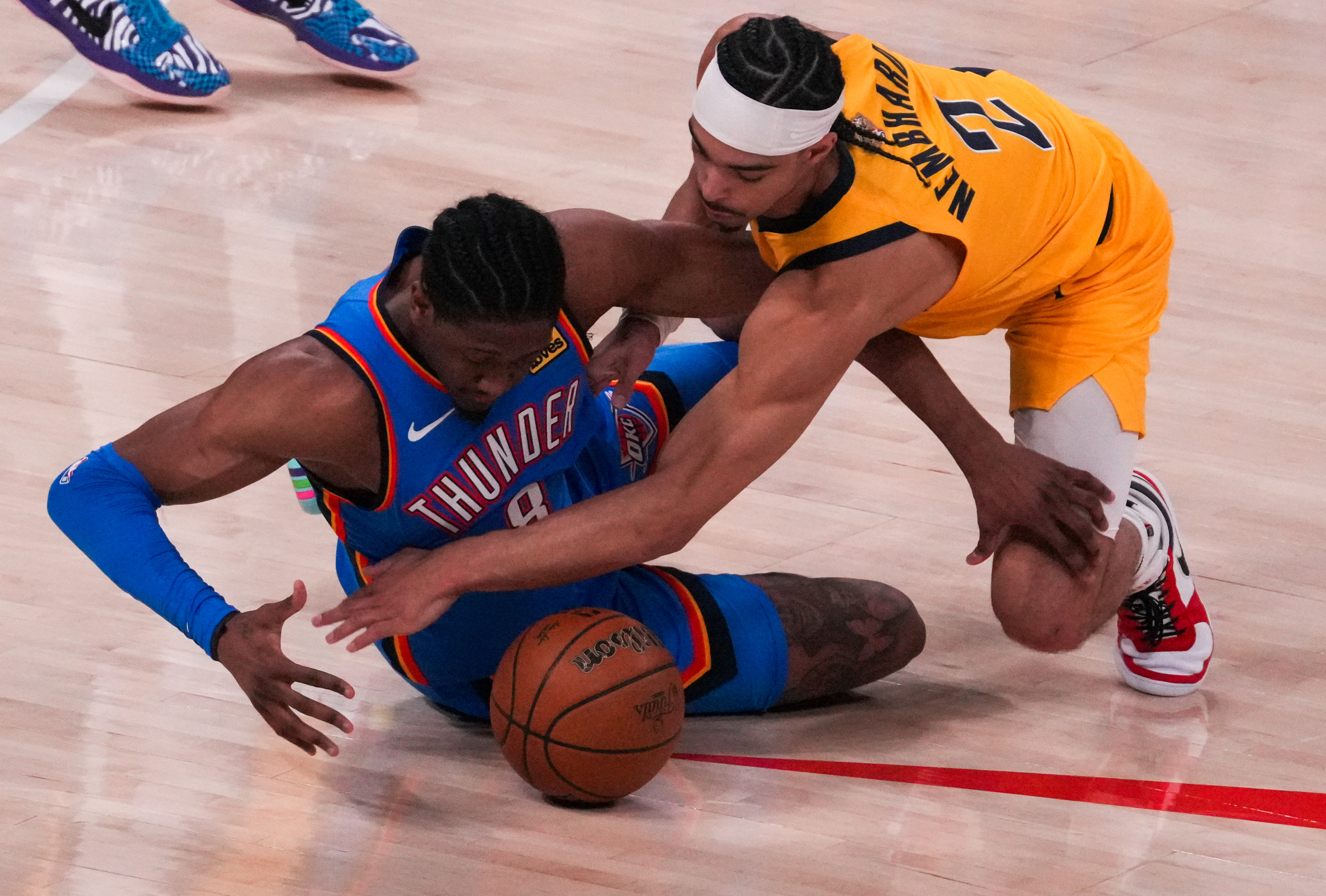 雷霆队遭遇二连败,陷入季后赛困境 雷霆队遭遇二连败,陷入季后赛困境