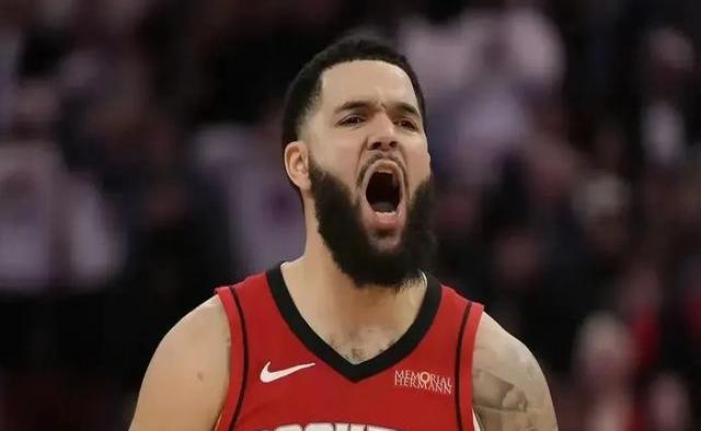 勇士队在主场遭遇四连败,危机重重 勇士队在主场遭遇四连败,危机重重