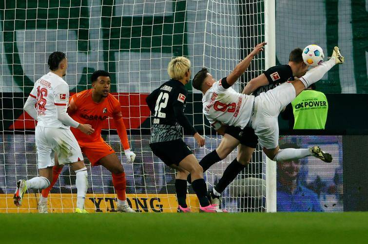 弗赖堡主场告捷,目光矛头直指德甲冠军 弗赖堡主场告捷,目光矛头直指德甲冠军