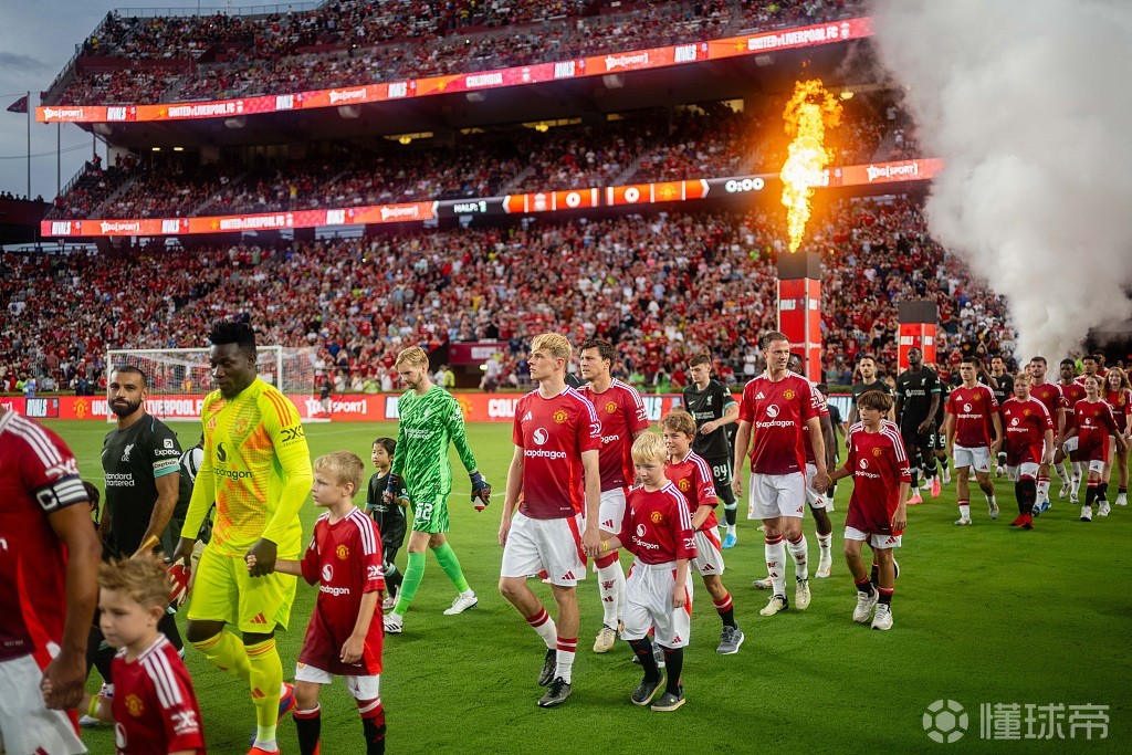 曼联客场告捷,红魔球迷欢欢喜喜 曼联客场告捷,红魔球迷欢欢喜喜