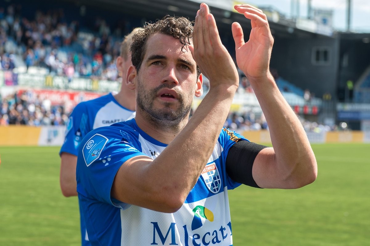 荷兰国脚备受外界关注拒绝回应关于新俱乐部传闻 荷兰国脚备受外界关注拒绝回应关于新俱乐部传闻