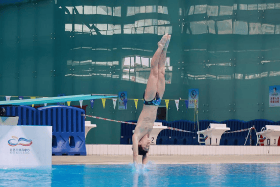 运动员拼尽全力，取得骄人战绩