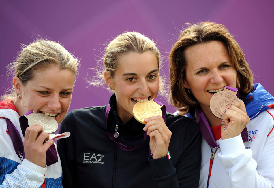 威廉希尔官网-赛艇女子双人划艇赛场上，意大利选手奋力摘金！