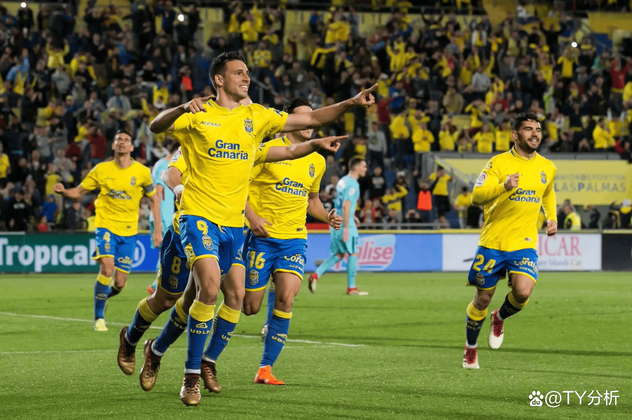 西班牙水球队在团体比赛中打出精彩攻势