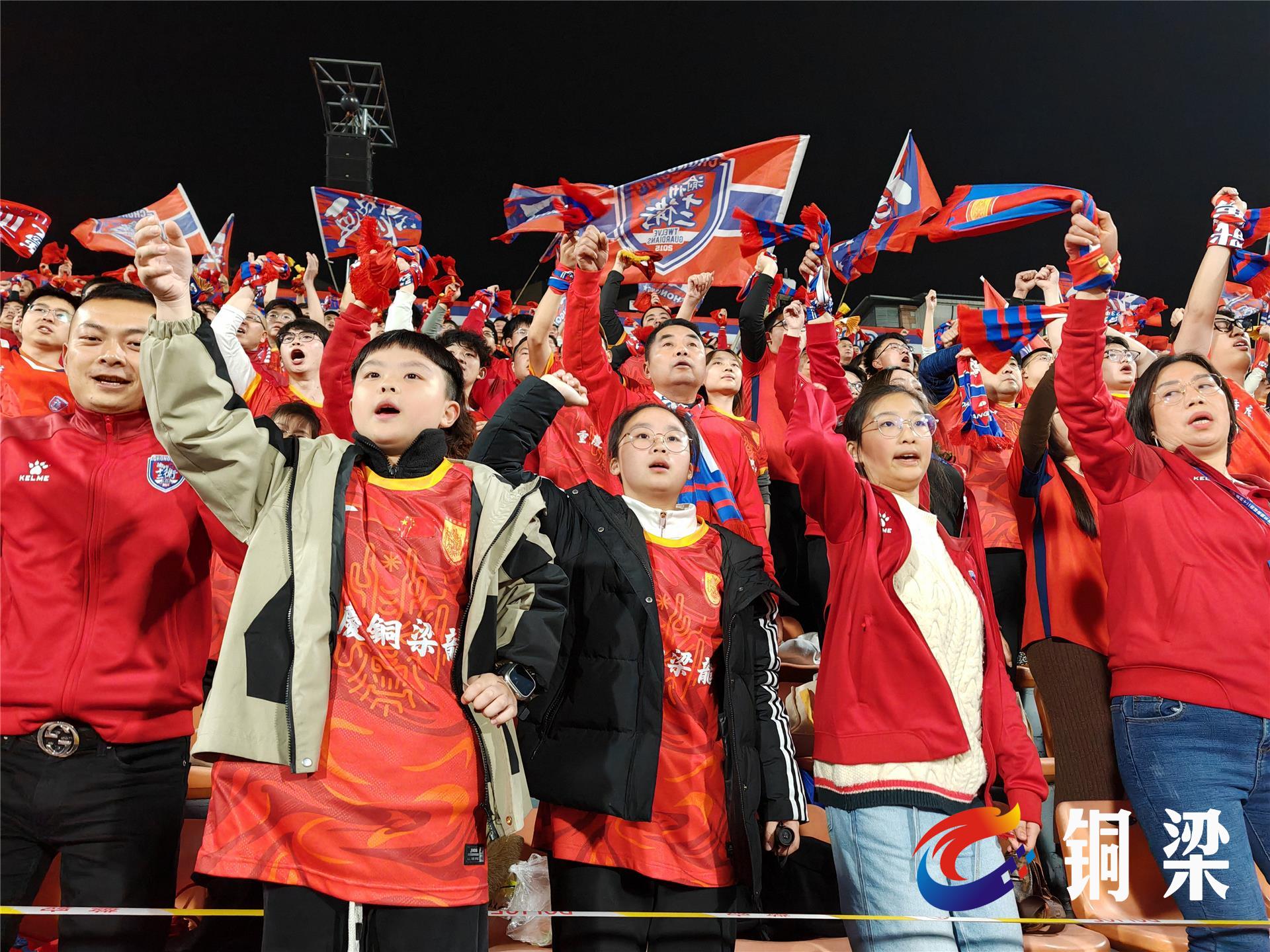 威廉希尔中文站-球迷热烈欢呼,为自己心爱的球队加油助威 威廉希尔中文站-球迷热烈欢呼,为自己心爱的球队加油助威