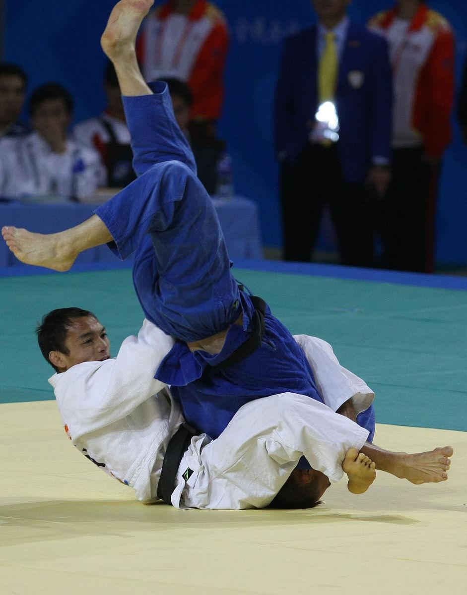 奥地利运动员在柔道比赛中取得胜利