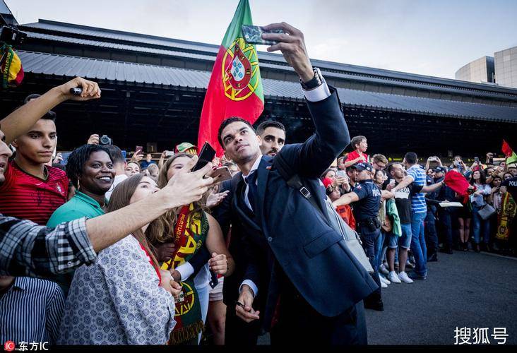 威廉希尔中文站-葡萄牙球迷热烈庆祝他们对阵爱沙尼亚的胜利 威廉希尔中文站-葡萄牙球迷热烈庆祝他们对阵爱沙尼亚的胜利