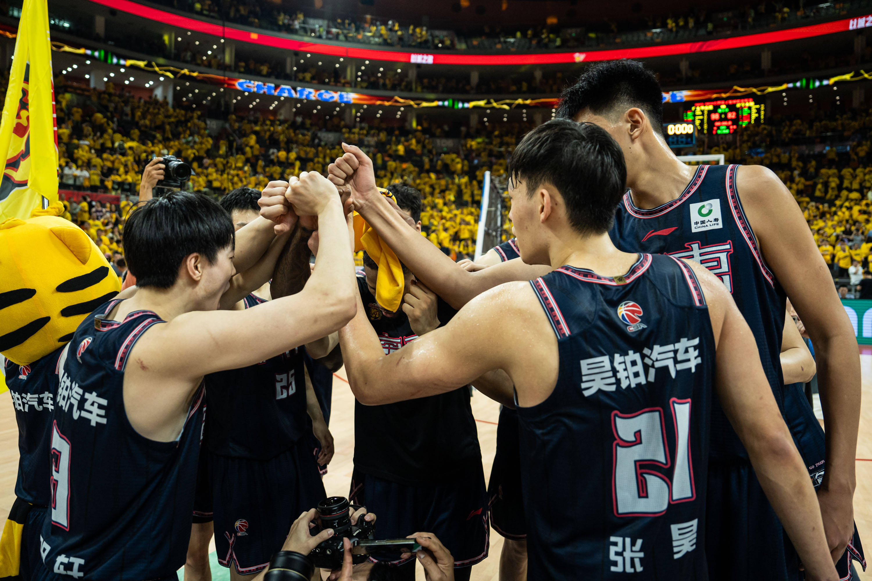 威廉希尔官网-广州男篮在主场表现出色,击败对手 威廉希尔官网-广州男篮在主场表现出色,击败对手