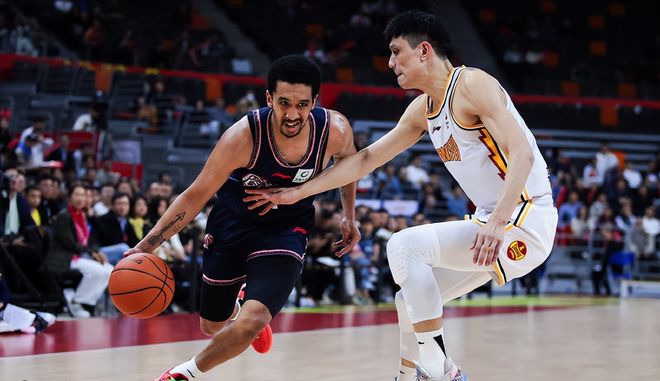 广州男篮在主场表现出色，击败对手