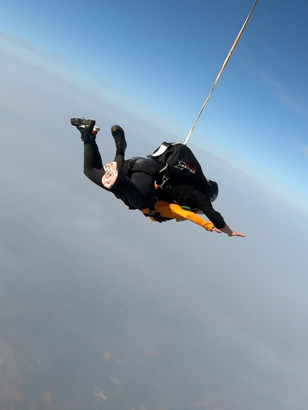 威廉希尔官网-高空挑战！跳伞选手飞鸟在空