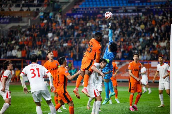 国内足球联赛再掀热潮，球场上演对决精彩绝伦！