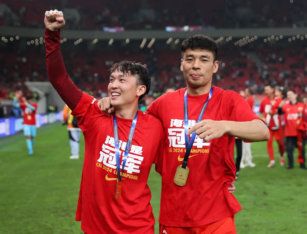 紧张刺激的比赛中,球队团结一致,赢得了胜利 紧张刺激的比赛中,球队团结一致,赢得了胜利