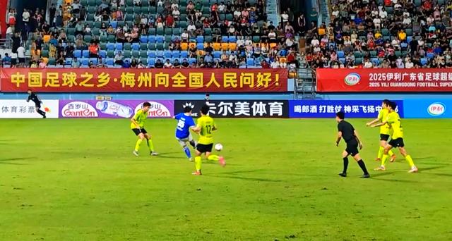 球队实力强劲,赛场上精彩纷呈 球队实力强劲,赛场上精彩纷呈