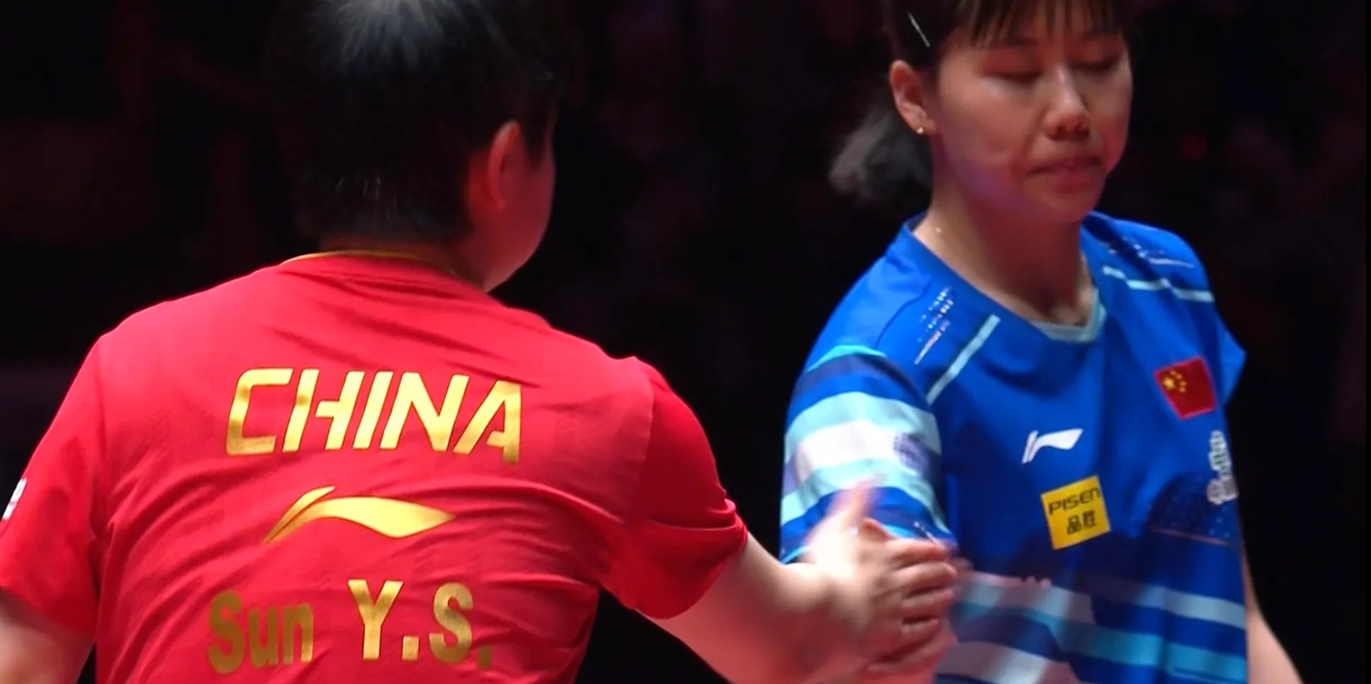 紧张比赛中,球员们奋力争取好成绩 紧张比赛中,球员们奋力争取好成绩